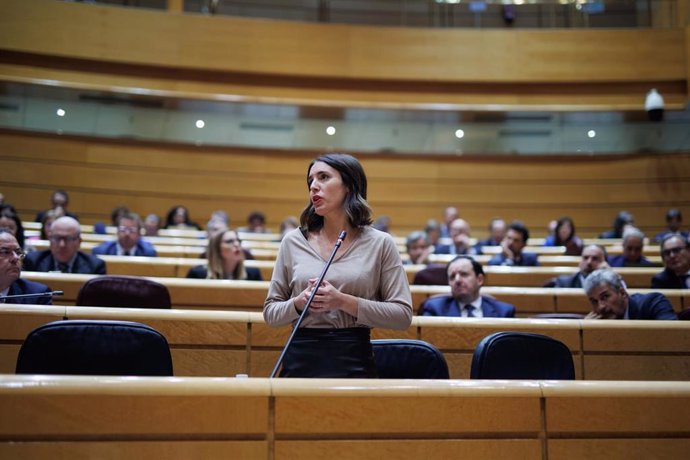 La ministra de Igualdad en funciones, Irene Montero, interviene durante una sesión de control al Gobierno, en el Senado, a 7 de noviembre de 2023, en Madrid (España). 