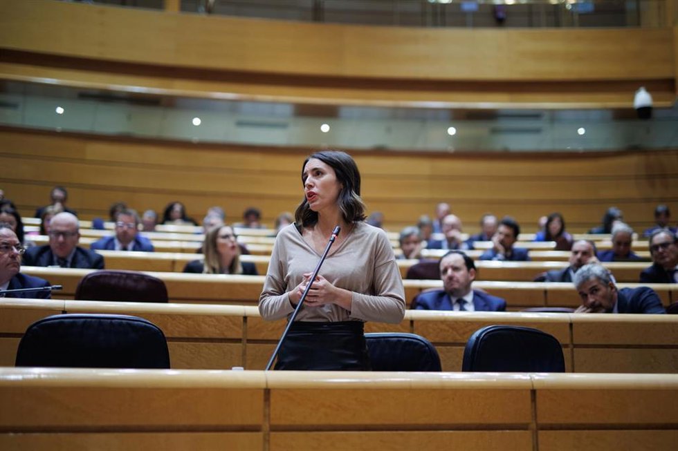La ministra de Igualdad en funciones, Irene Montero, interviene durante una sesión de control al Gobierno, en el Senado, a 7 de noviembre de 2023, en Madrid (España).
