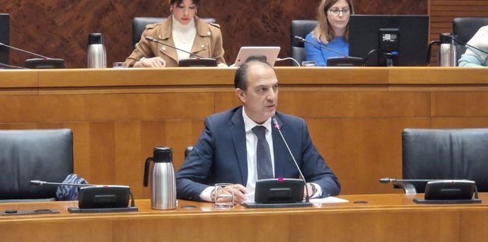 El consejero de Sanidad del Gobierno aragonés, José Luis Bancalero Flores, comparece en las Cortes de Aragón para explicar el presupuesto de 2024