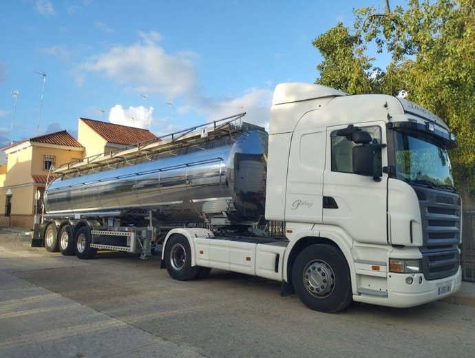 Uno de los tres camiones cisterna instalados en Lora del Río, en Sevilla.