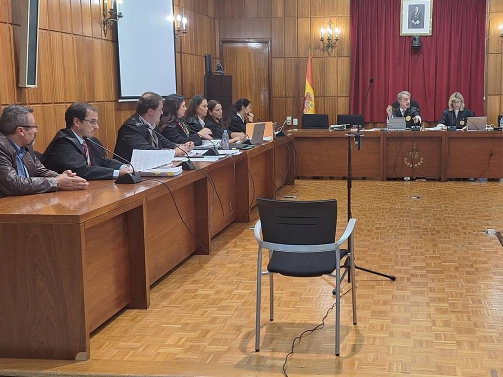 Momento del juicio contra el acusado de asesinar de tres disparos a un hombre en junio de 2021 tras proferirle insultos racistas en un bar del paseo marítimo del Puerto de Mazarrón, en Mazarrón (Murcia)