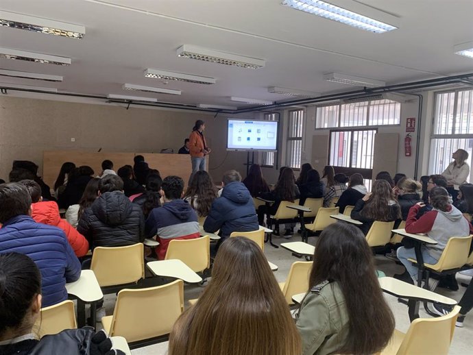 El presidente de 'Unidos por el Agua', Miguel Aparicio, ofreció una charla en el IES Antonio María Calero.