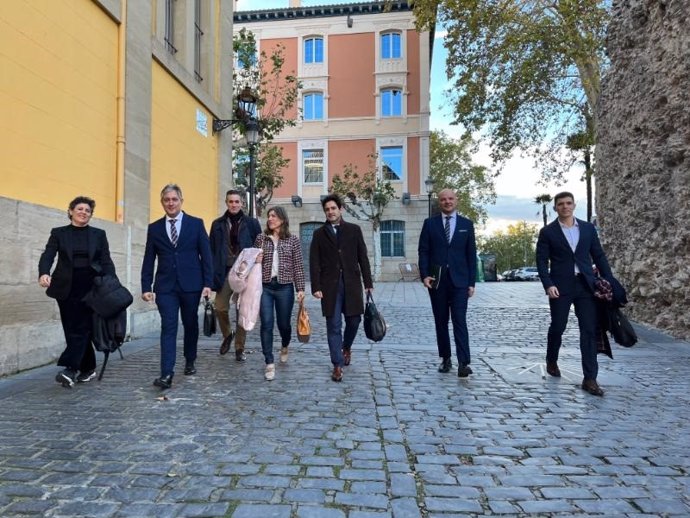 El consejero de Cultura, Turismo, Deporte y Juventud, José Luis Pérez Pastor, a su llegada con su equipo al Parlamento