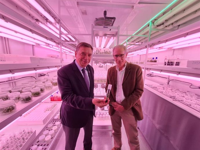 Luis Planas visita el centro de investigación hortofruticultura subtropical y mediterránea 'La Mayora', referente internacional
