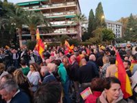Cientos de personas se concentran en Málaga ante la Subdelegación del Gobierno donde se reúnen Sánchez y Scholz
