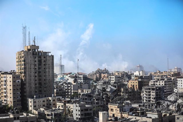 Humo tras bombardeos israelíes sobre la Franja de Gaza