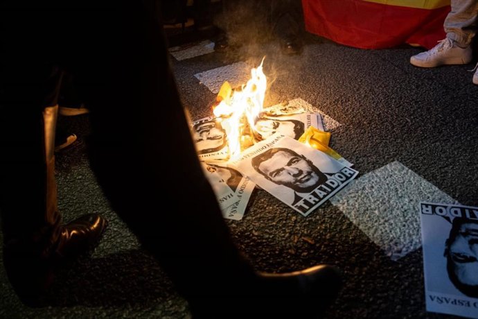 Imatge de fotografies de Pedro Sánchez cremades en la concentració contra l'amnistia a Barcelona