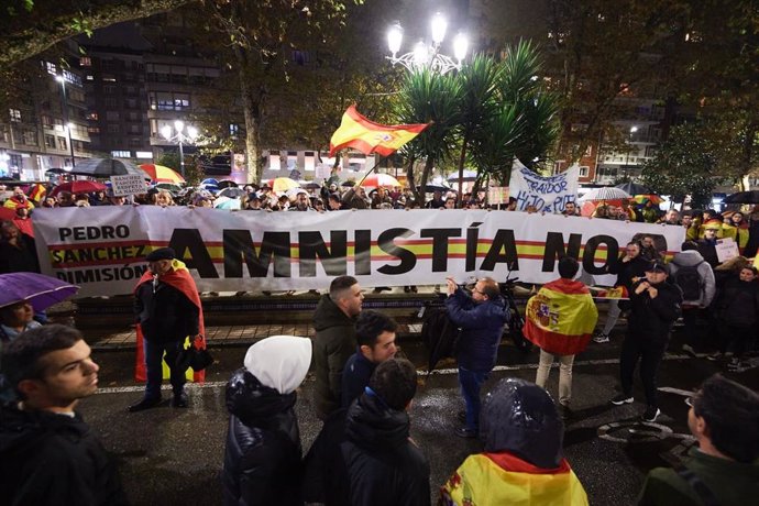 Concentración contra la amnistía en Santander, frente a la sede del PSOE.