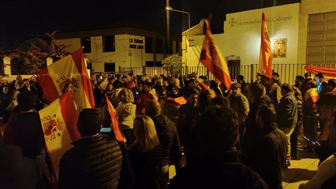 Manifestantes contra la amnistía frente a la sede del PSOE en Mérida.