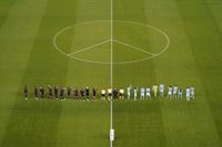 El Athletic convierte el círculo central de San Mamés en un símbolo por la paz