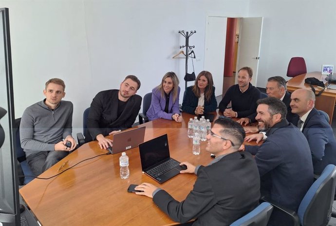 El presidente provincial del Partido Popular de Jaén, Erik Domínguez, reunido con el representante legal de la empresa Santana Motors SL, Eduardo Blanco