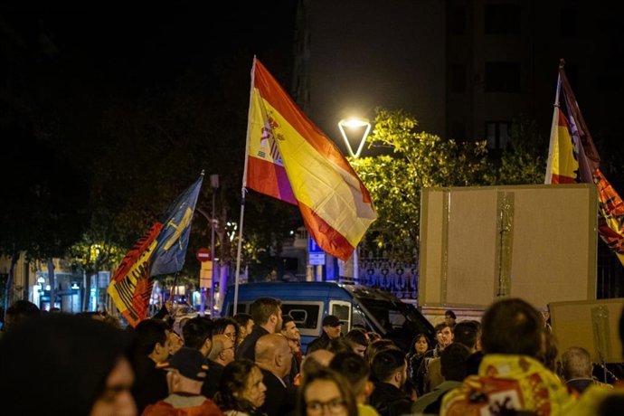 Imatge de la concentració davant la Delegació del Govern a Catalunya contra l'amnistia