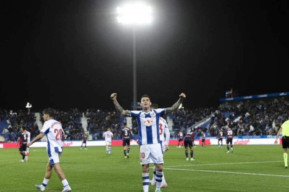 Dani Raba celebra un gol con el CD Leganés.
