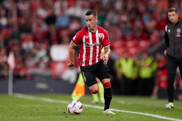 Archivo - Alex Berenguer of Athletic Club in action during the LaLiga EA Sports match between Athletic Club and Real Betis Balompie at San Mames on August 27, 2023, in Bilbao, Spain.