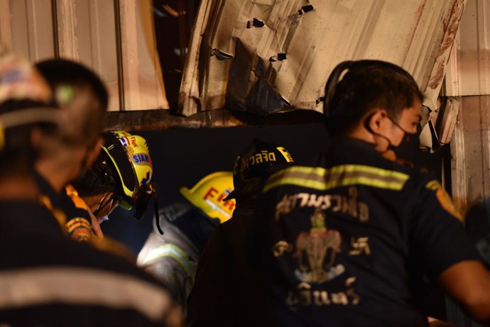 Archivo - January 8, 2021, Bangkok, Thailand: Firefighters, disaster relief volunteers, help mobilize water to extract fires. Recycling warehouse In Soi Ram Inthra 14, Bangkok at the end of this week In which the fire was violent.