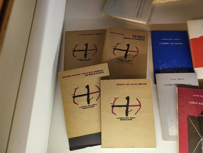 Libros de los cuatro autores expuestos en el Ateneu coincidiendo con el acto