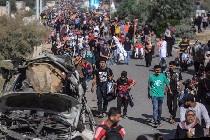 10 November 2023, Palestinian Territories, Gaza City: Palestinians families flee Gaza City and other parts of northern Gaza towards the southern areas amid ongoing battles between Israel and the Palestinian Hamas Group. Photo: Mohammed Talatene/dpa