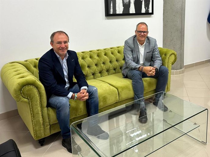 El presidente del Cabildo de La Palma, Sergio Rodríguez, y el director general de Costas del Gobierno de Canarias, Antonio Acosta, han mantenido una reunión para avanzar coordinadamente en el desarrollo del evento 'La Palma Blue Experience'.