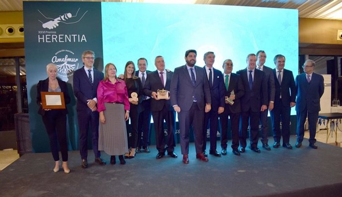 Foto de familia de los premiados