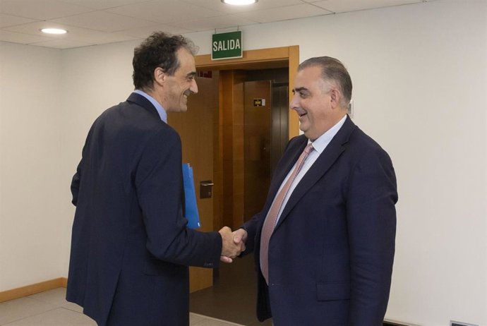 El consejero de Fomento, Ordenación del Territorio y Medio Ambiente, Roberto Media, recibe al alcalde de Alfoz de Lloredo.