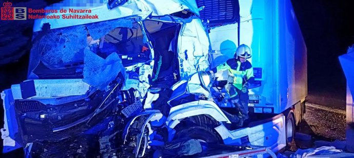 Estado de uno de los camiones implicados en la colisión frontal.