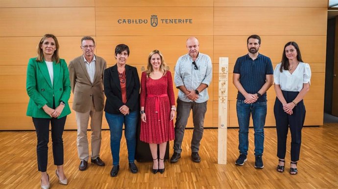 Foto de familia tras la firma del convenio para la puesta en marcha del proyecto 'Tótems Tenerife', que permitirá seguir recuperación de las zonas afectadas por el incendio del pasado verano