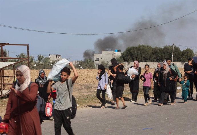 November 10, 2023, Gaza, Palestine: Palestinian families fleeing Gaza City and other parts of northern Gaza towards the southern areas, walk along a road amid ongoing battles between Israel and the Palestinian Hamas movement. Thousands of Palestinians hav
