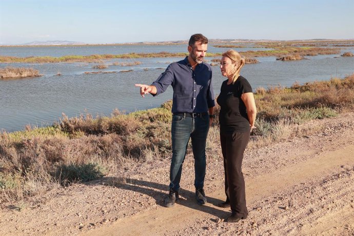 Archivo - El consejero de Sostenibilidad, Medio Ambiente y Economía Azul, Ramón Fernández-Pacheco y la consejera de Economía, Hacienda y Fondos Europeos, Carolina España, visitan la finca "Veta La Palma" que la Junta de Andalucía va a comprar para ampli