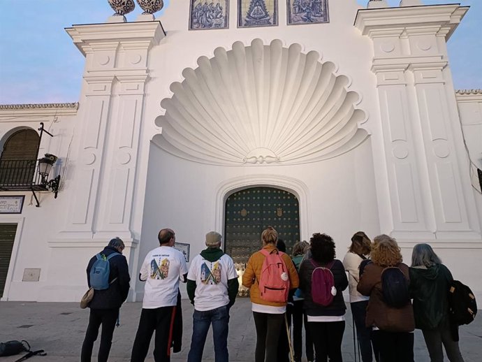 Archivo - Peregrinos frente a la Ermita del Rocío.