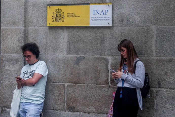 Archivo - Varias personas en el exterior del Instituto Nacional de Administración Pública, a 16 de septiembre de 2023, en Madrid (España). 