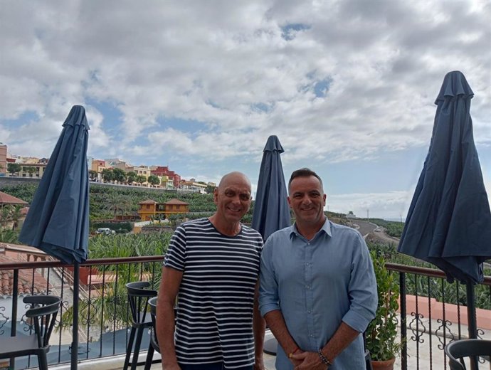 El concejal de Turismo del Ayuntamiento de Tazacorte, David Ruiz, y el chef Carlos Déniz, responsable del Restaurante Los Lavaderos