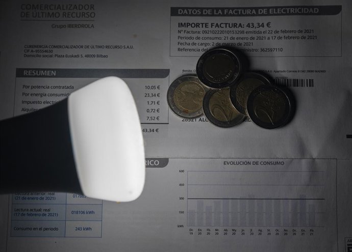 Archivo - Una lámpara refleja el importe de una factura el día en que el precio de la luz ha marcado un mínimo por primera vez en dos meses, a 27 de diciembre de 2021, en Madrid, (España). El precio medio de la electricidad en el mercado mayorista regis