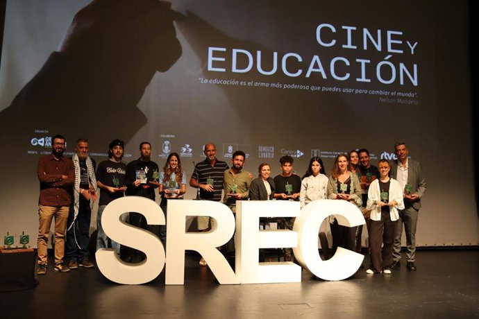 Foto de familia de los directores del Palmarés Oficial con sus 'Camaritos' durante la gala de clausura de la Muestra de Cortometrajes San Rafael en Corto (SREC)