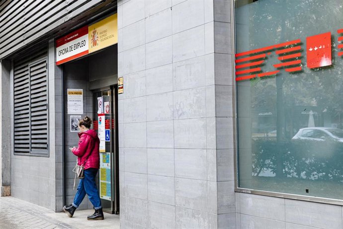 Una mujer sale de la oficina del paro en Madrid. 