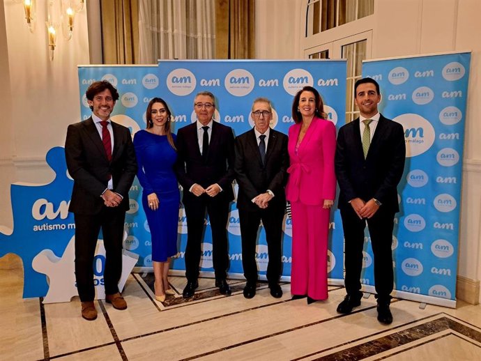 El presidente de la Diputación, Francisco Salado, ha destacado esta inversión que realizará la institución provincial ttras recoger un reconocimiento en la gala celebrada por Autismo Málaga con motivo de la celebración de su trigésimo aniversario.