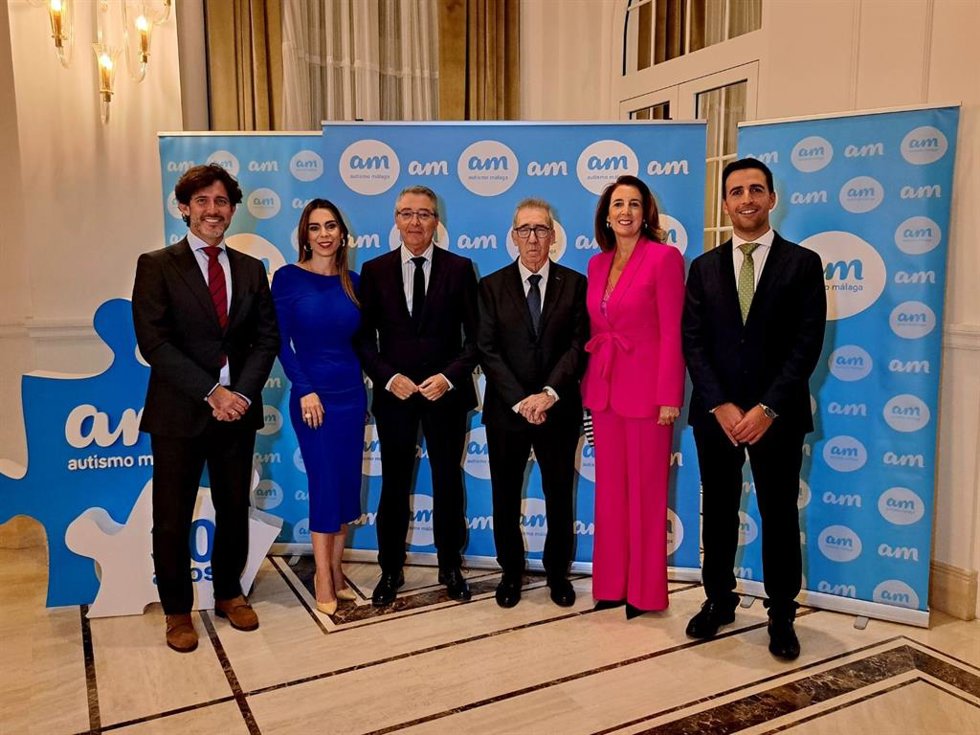 El presidente de la Diputación, Francisco Salado, ha destacado esta inversión que realizará la institución provincial ttras recoger un reconocimiento en la gala celebrada por Autismo Málaga con motivo de la celebración de su trigésimo aniversario.