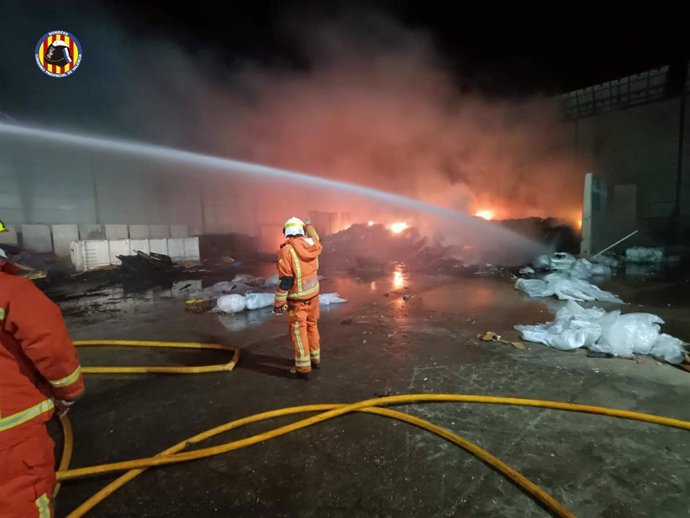 Bomberos extingue un incendio en una planta de reciclaje de Alginet