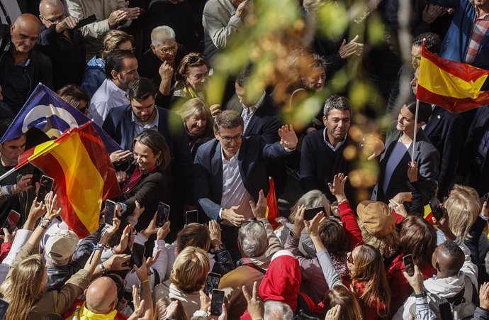 (I-D) La secretaria general del Partido Popular, Cuca Gamarra, el presidente del Partido Popular, Alberto Núñez Feijóo, y el presidente del PPCV y presidente de la Generalitat Valenciana, Carlos Mazón, durante un acto del PP contra la amnistía, en la pl