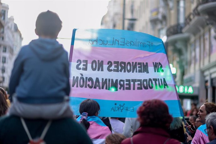 Decenas de personas durante la manifestación Octubre Trans, a 21 de octubre de 2023, en Madrid (España). 