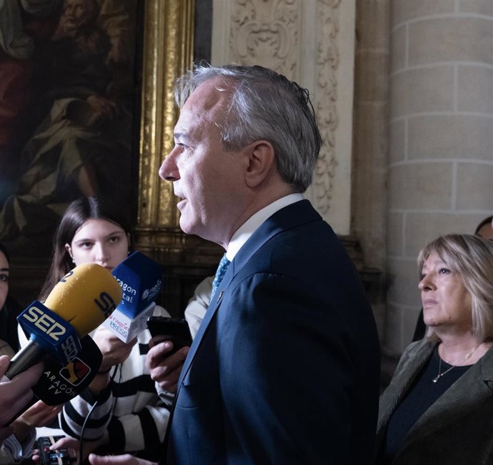 El presidente del Gobierno de Aragón, Jorge Azcón, atiende a los medios de comunicación en la Seo del Salvador.