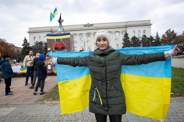 Archivo - Una mujer ucraniana celebra en Jersón la recuperación de la ciudad, en noviembre de 2022