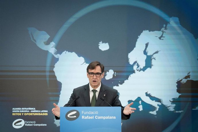 El líder del PSC, Salvador Illa, interviene durante la inauguración del seminario del PSC 'Alianza estratégica UE: retos y oportunidades'.