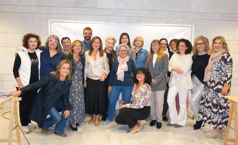 Diputación promueve la fotografía a mujeres con los Talleres 'Carmen de Burgos'