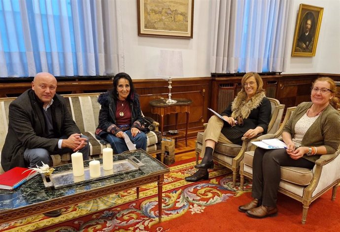 La presidenta de la Diputación, Angeles Armisén, acompañada por el diputado de la zona, Luis Calderón, y  la nueva alcaldesa de Frechilla, María del Carmen Alonso