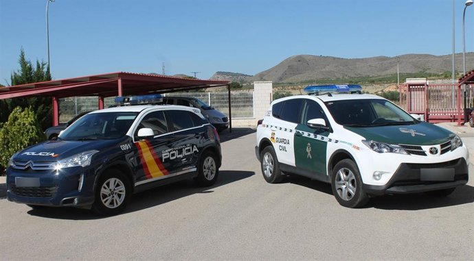 Archivo - Coche de Policía Nacional y de Guardia Civil. Archivo. 