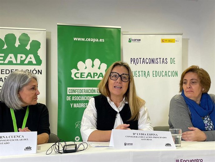 La consejera de Educación, Lydia Espina, entre la presidenta del Consejo Escolar del Estado, Encarna Cuenca, y la presidenta de Ceapa, María Capellán.