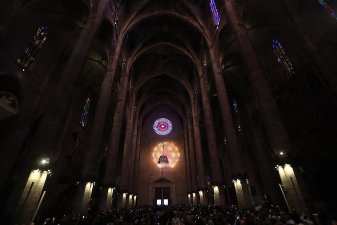 Unas 1.500 personas participan en la 'Festa de la llum', en la Catedral de Mallorca