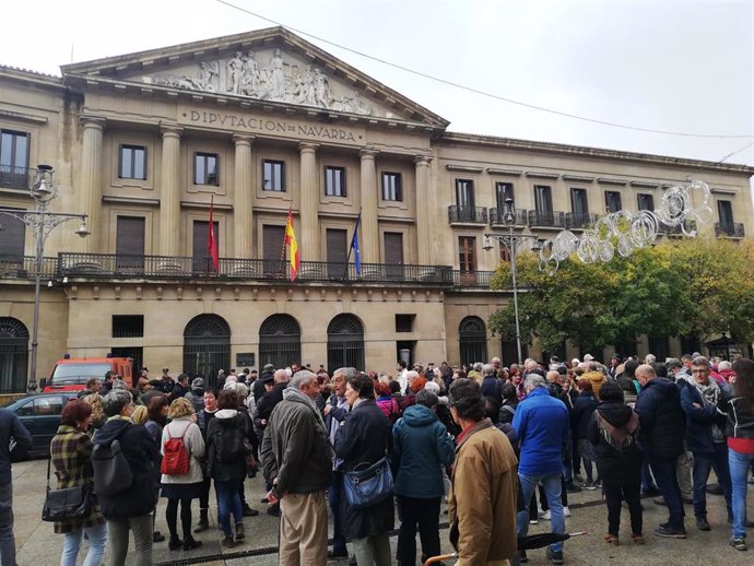 Concentración frente al Palacio de Navarra para reclamar medidas de atención para las personas sin hogar.
