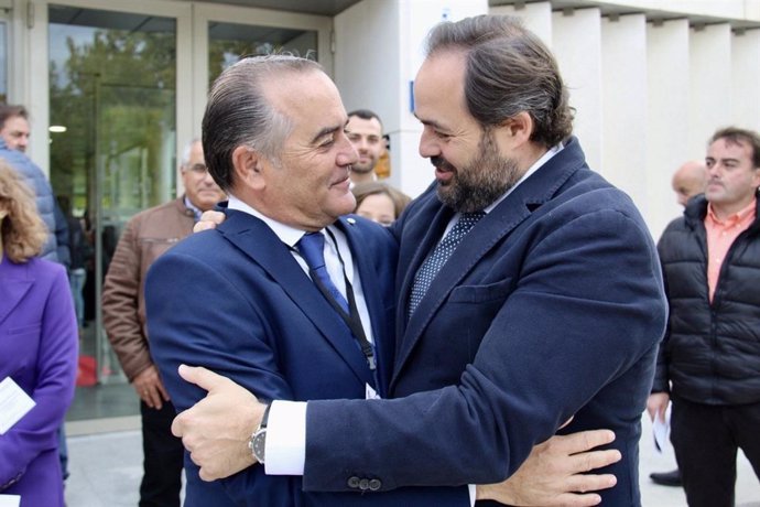 El presidente del PP, Paco Núñez, con el alcalde de Talavera, José Julián Gregorio