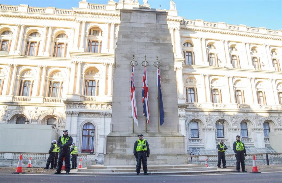 Despliegue policial junto al Cenotafio, en Londres